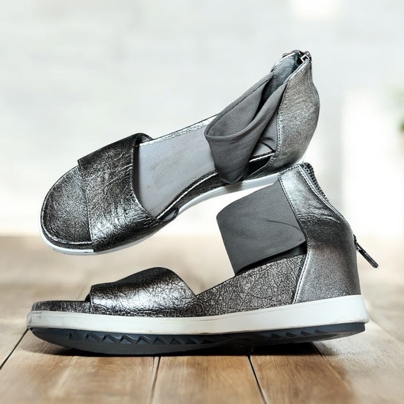 Eileen Fisher Women’s Silver Metallic Strappy Mesh Low Wedge Sandals Sz-6 - Picture 4 of 7